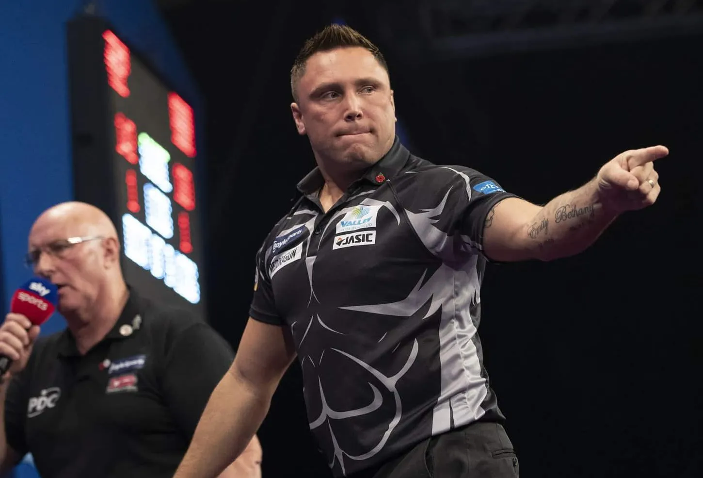 Price heeft geen problemen met favorietenrol op Grand Slam of Darts