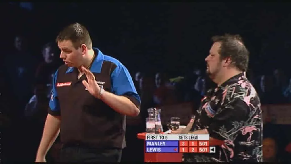THROWBACK VIDEO: Adrian Lewis stormt boos van het podium af na onenigheid met Peter Manley