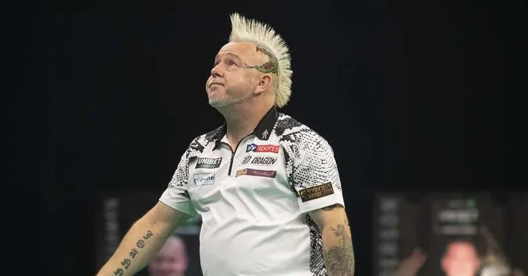 Clemens zorgt op WK Darts voor enorme stunt met zege op wereldkampioen Wright