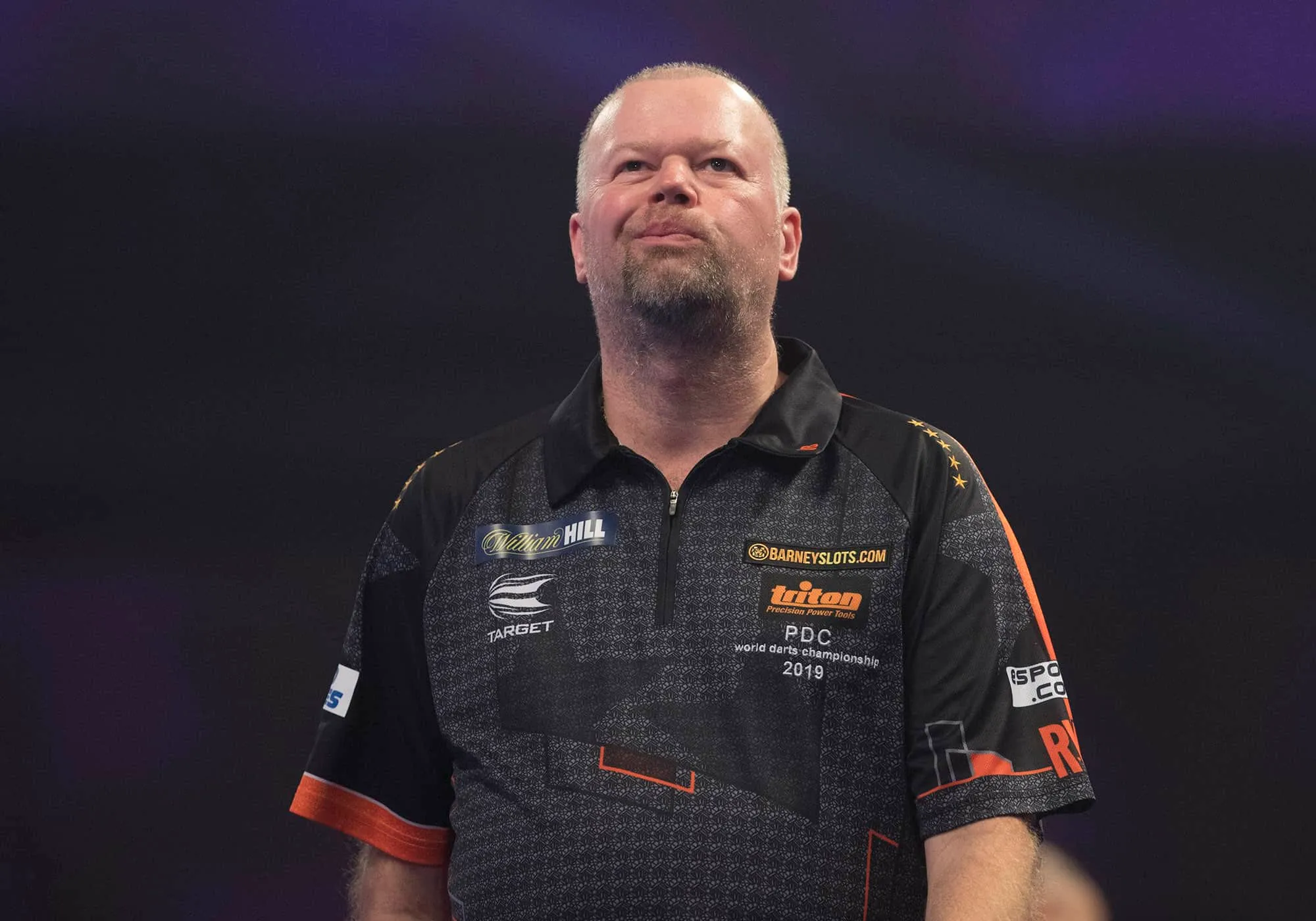 Van Barneveld ziet kansen op Tour Card slinken na slippertje op derde speeldag Q-School