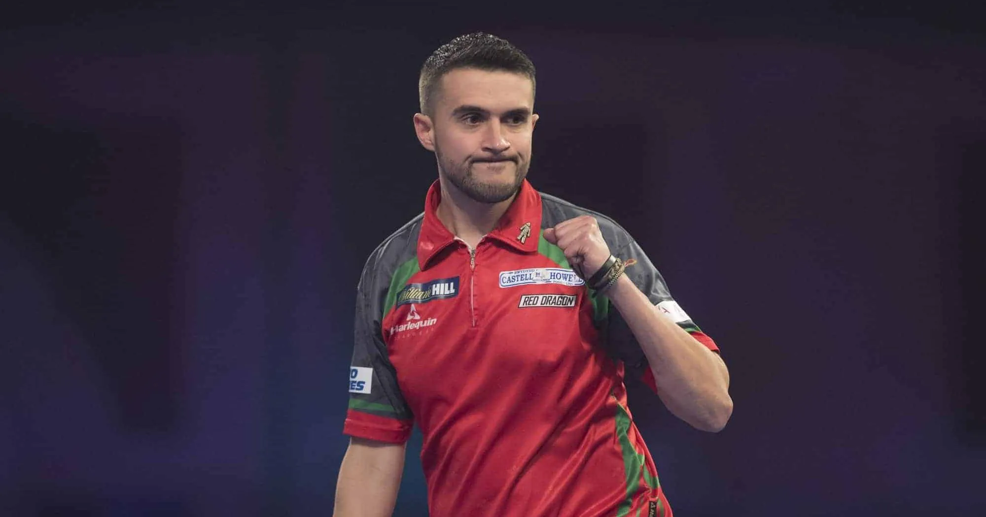 Lewis gooit Woodhouse knock-out met 24-karaats finish