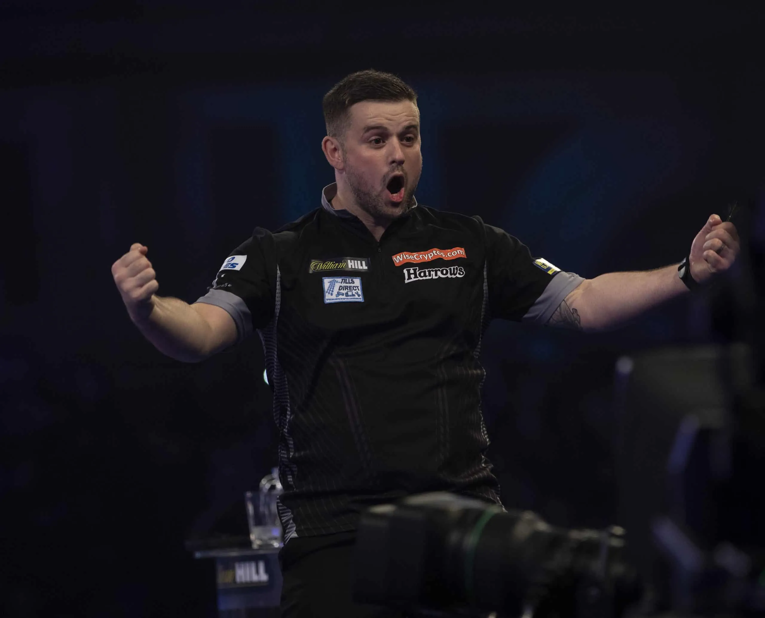 VIDEO: Woodhouse gooit eerste negendarter op PDC Home Tour en verslaat Price met 113 gemiddeld
