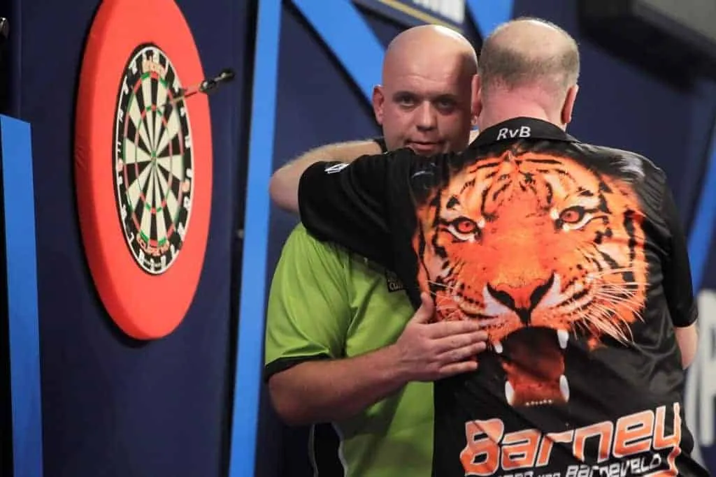Van Gerwen vindt comeback-aankondiging Van Barneveld niet verstandig: 'Hij legt zichzelf nu weer zoveel druk op'