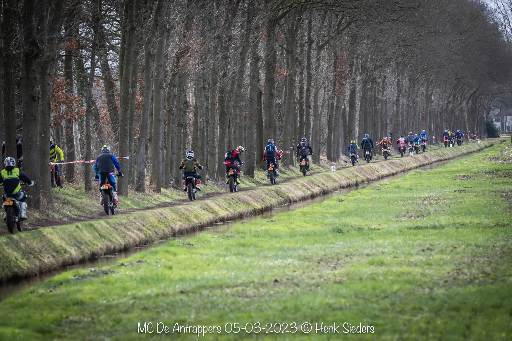Motorcrossers vermaken zich goed tijdens offroadrit rond de Wijk