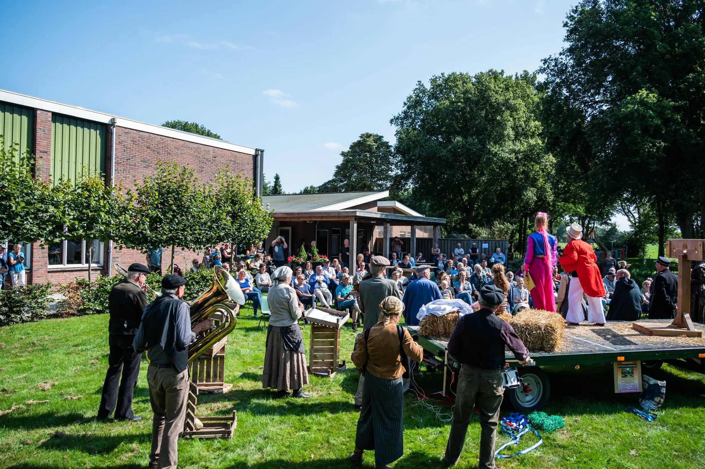 Bijna 1500 bezoekers keken naar wagenspel Mina Koes