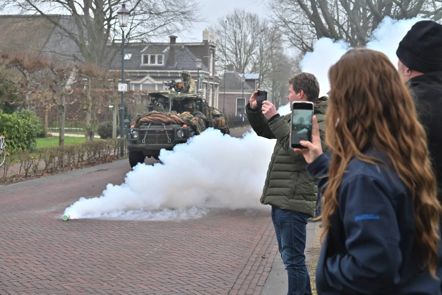 Foto's: Militaire oefening trekt veel bekijks in Ruinerwold