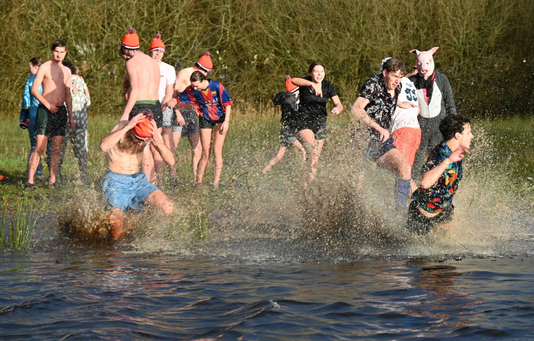 Nieuwjaarsduik in de Reest dit jaar voor zwembad De Slenken