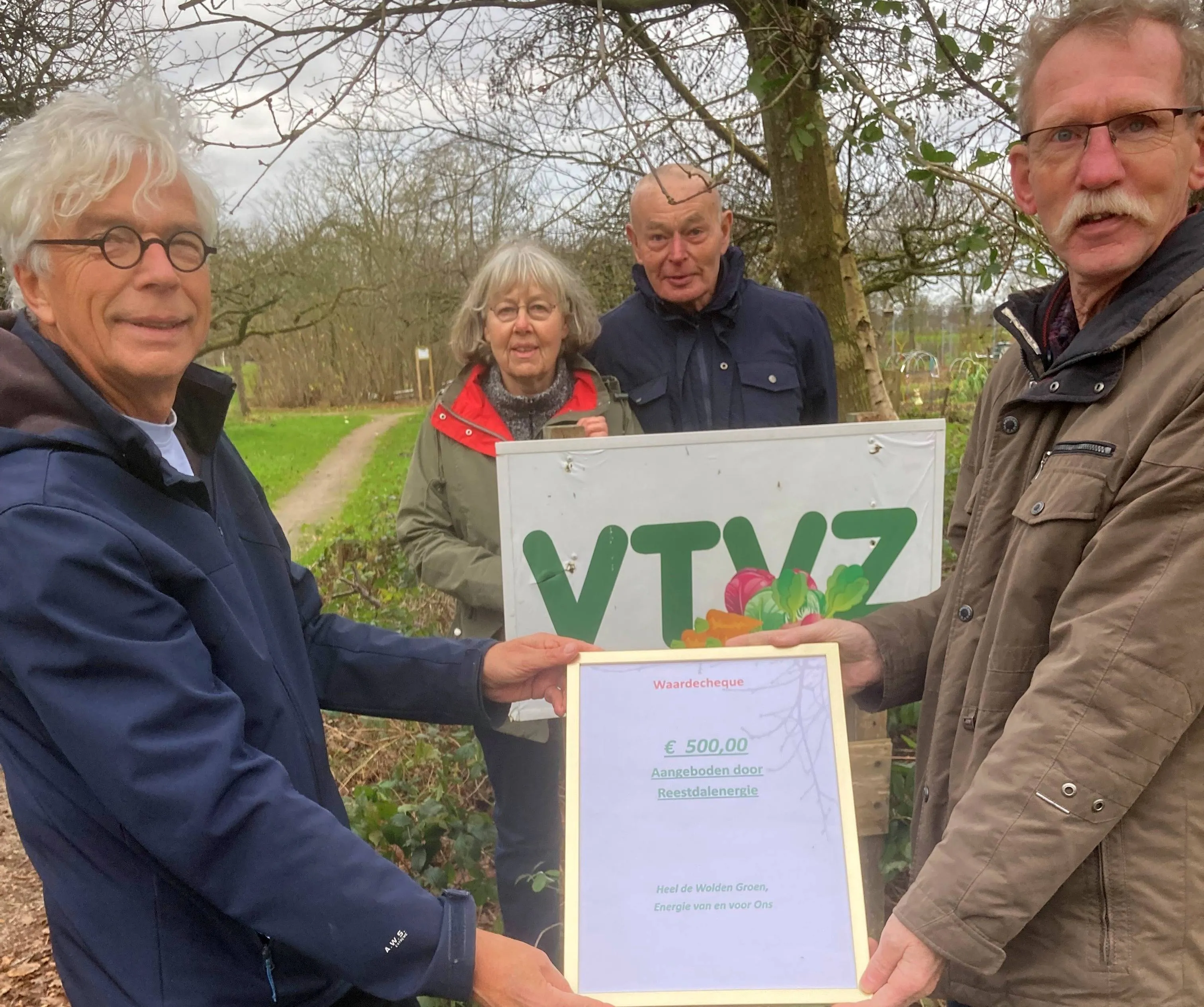 Cheque van ReestdalEnergie voor volkstuinders in Zuidwolde