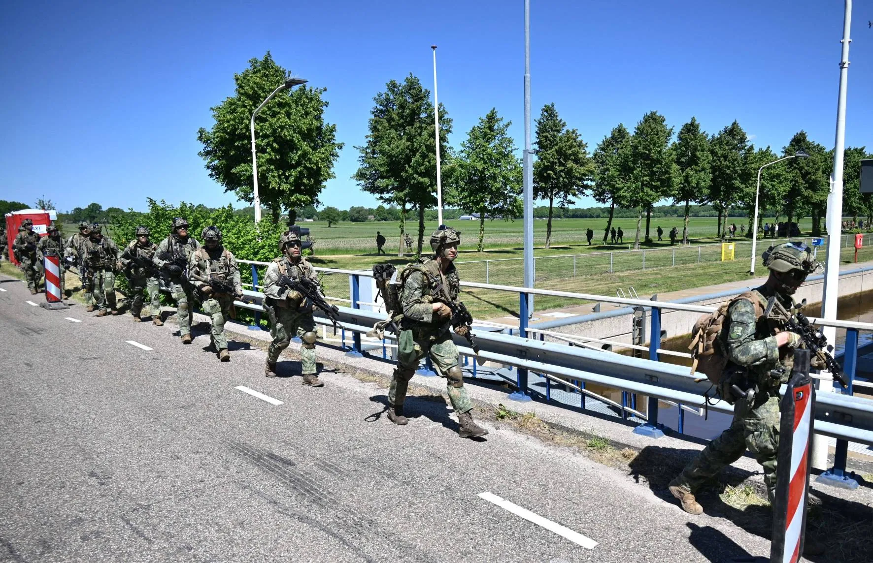 Militairen nemen de Ossesluis in als onderdeel van oefening Falcon Spring