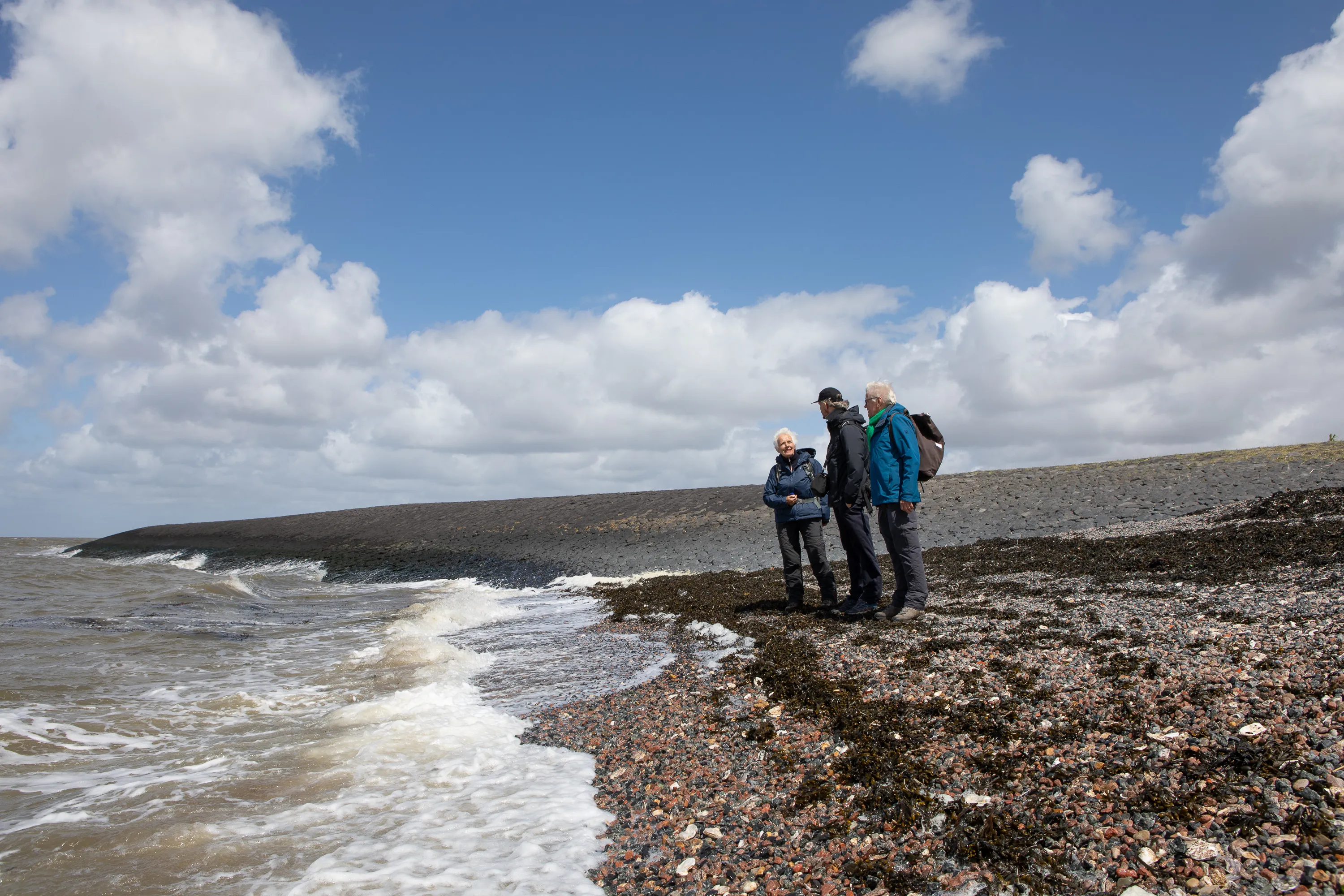 sijas met zijn ouders bij de pier van roptazyl foto tryntsje nauta