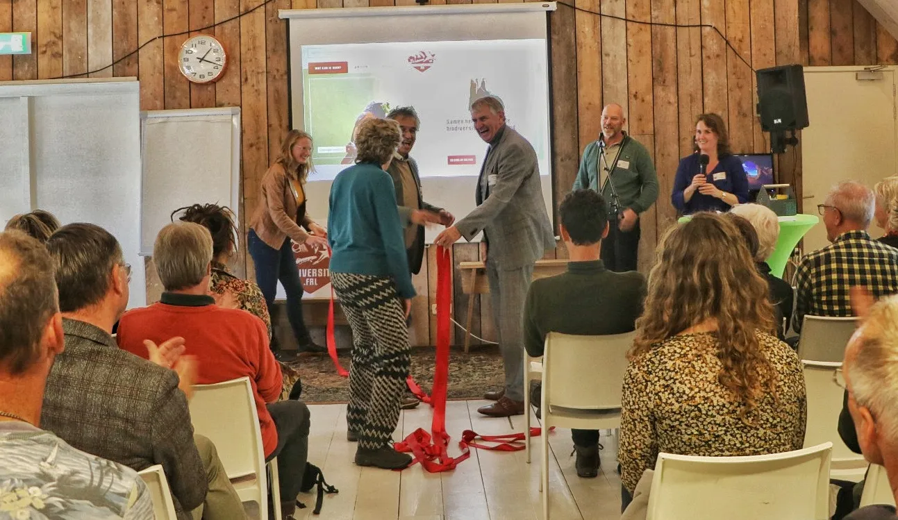 stuurgroepleden openen het platform