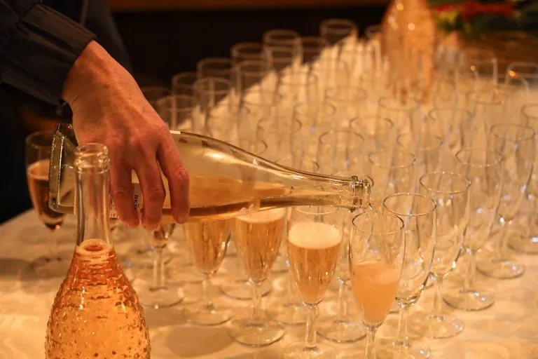 Champagne-inschenken-768x512