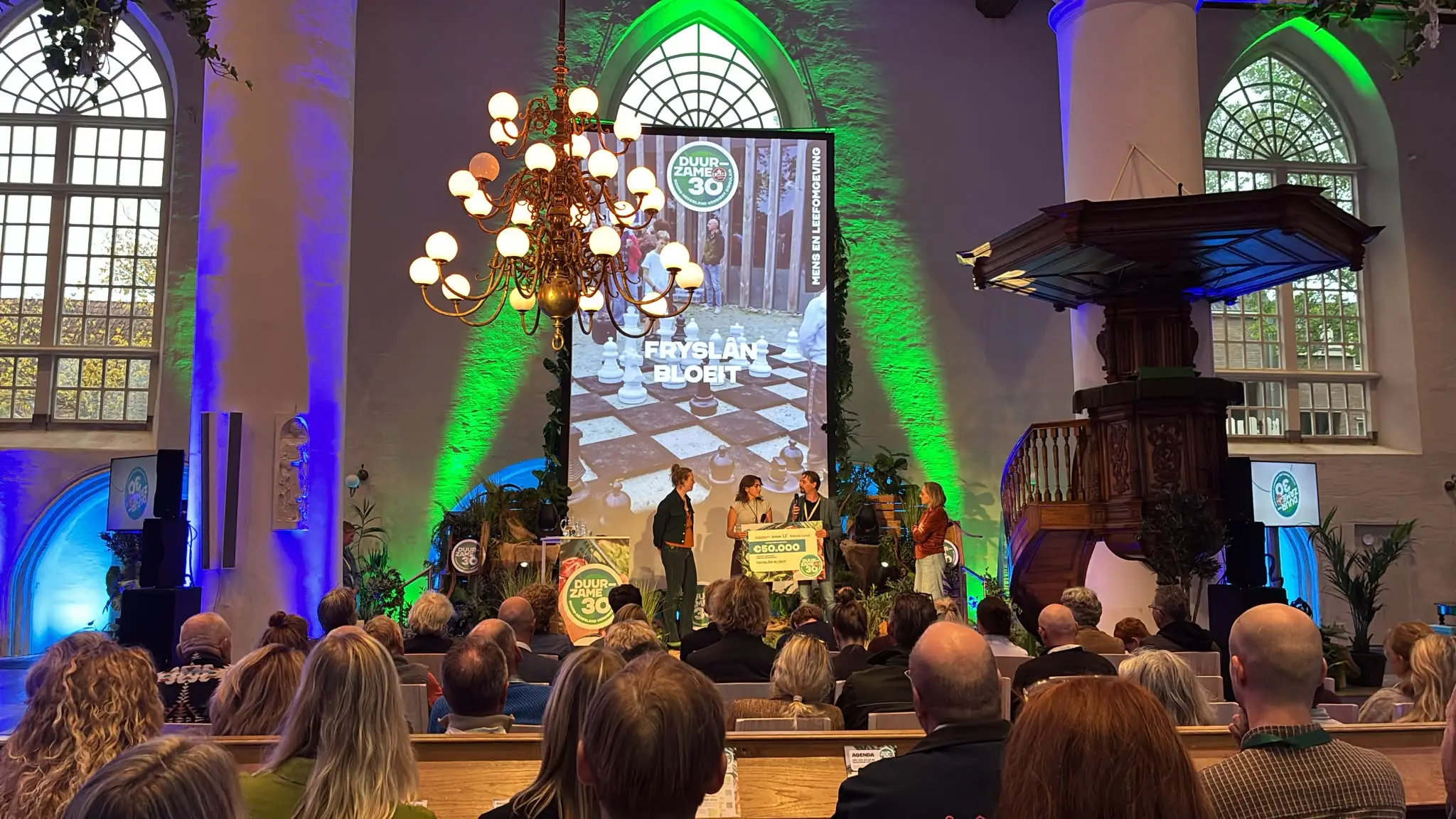Uitreiking trofee op het podium