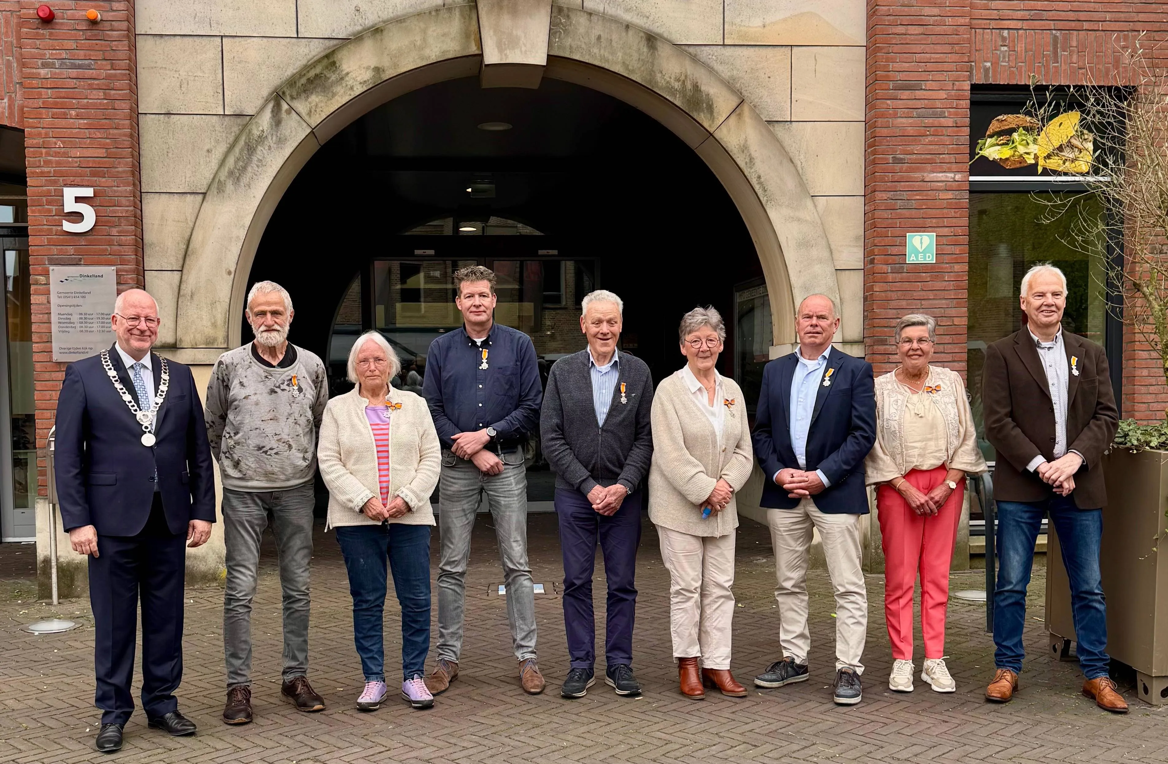 groepsfoto gedecoreerden gemeente dinkelland