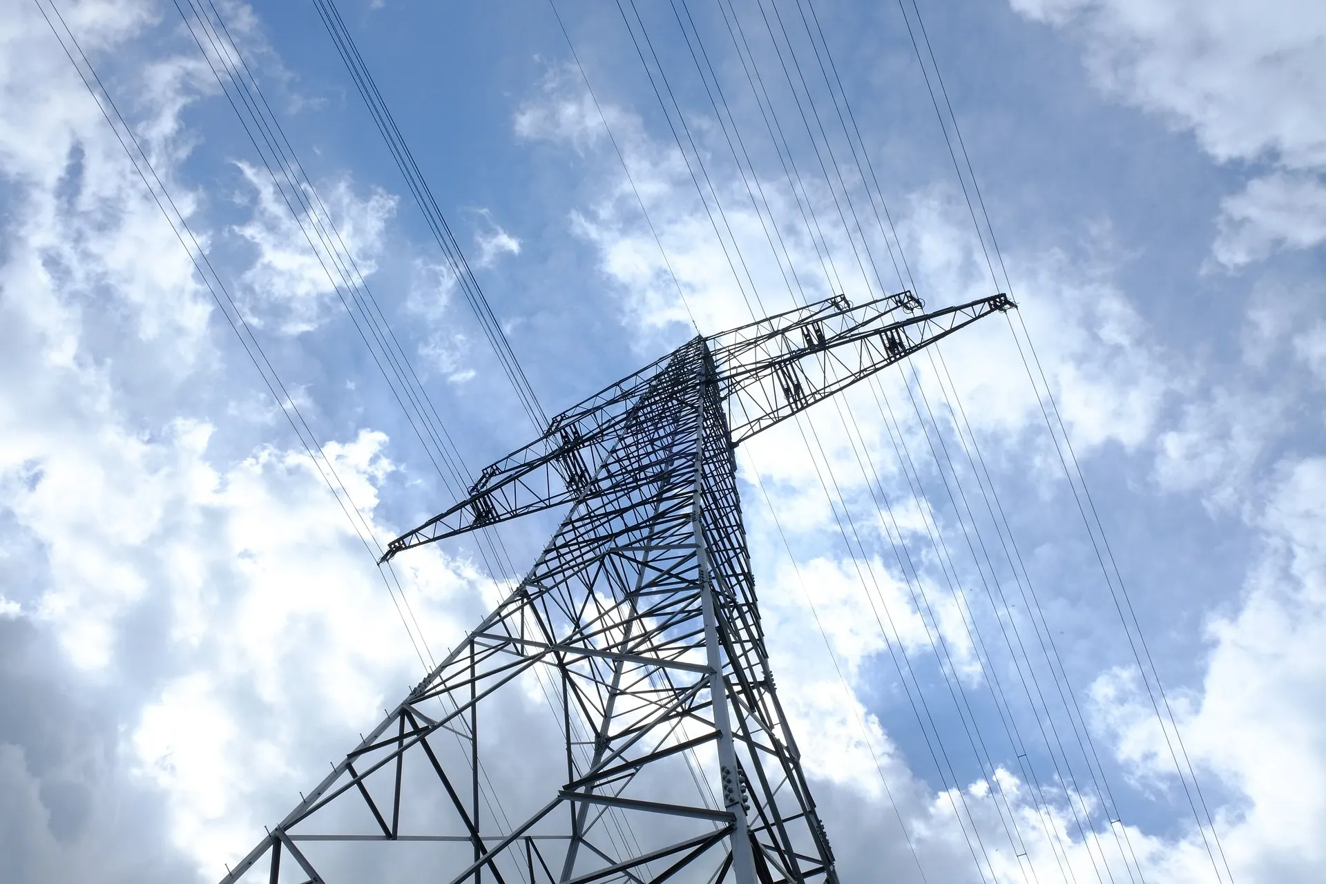 high-voltage-pylon-g07cb3bd27-1920