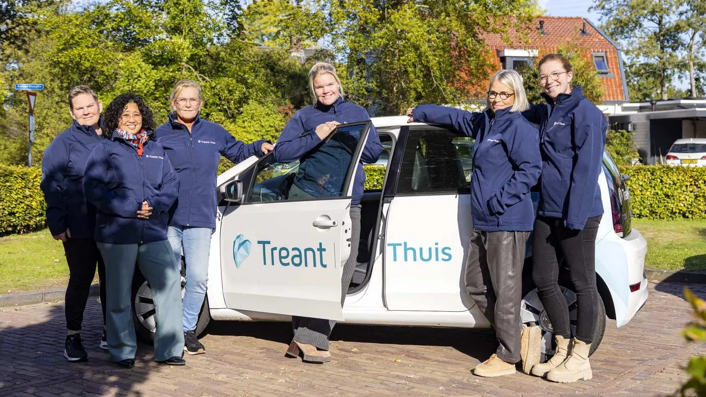 Treant  Collega’s van Treant Thuis bij een van de auto’s