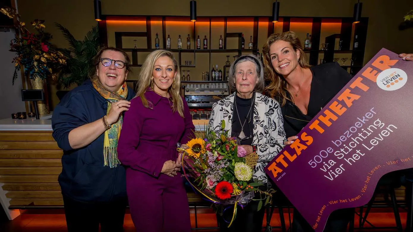 Francis van Broekhuizen, Wethouder Dewy Keen, 500ste Vier het Leven bezoeker Mevr. Daartselaar-Bos en Directeur Machteld van der Werf