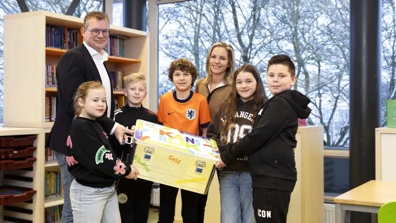 260107 Foto basisschool De Banier overhandiging leskist