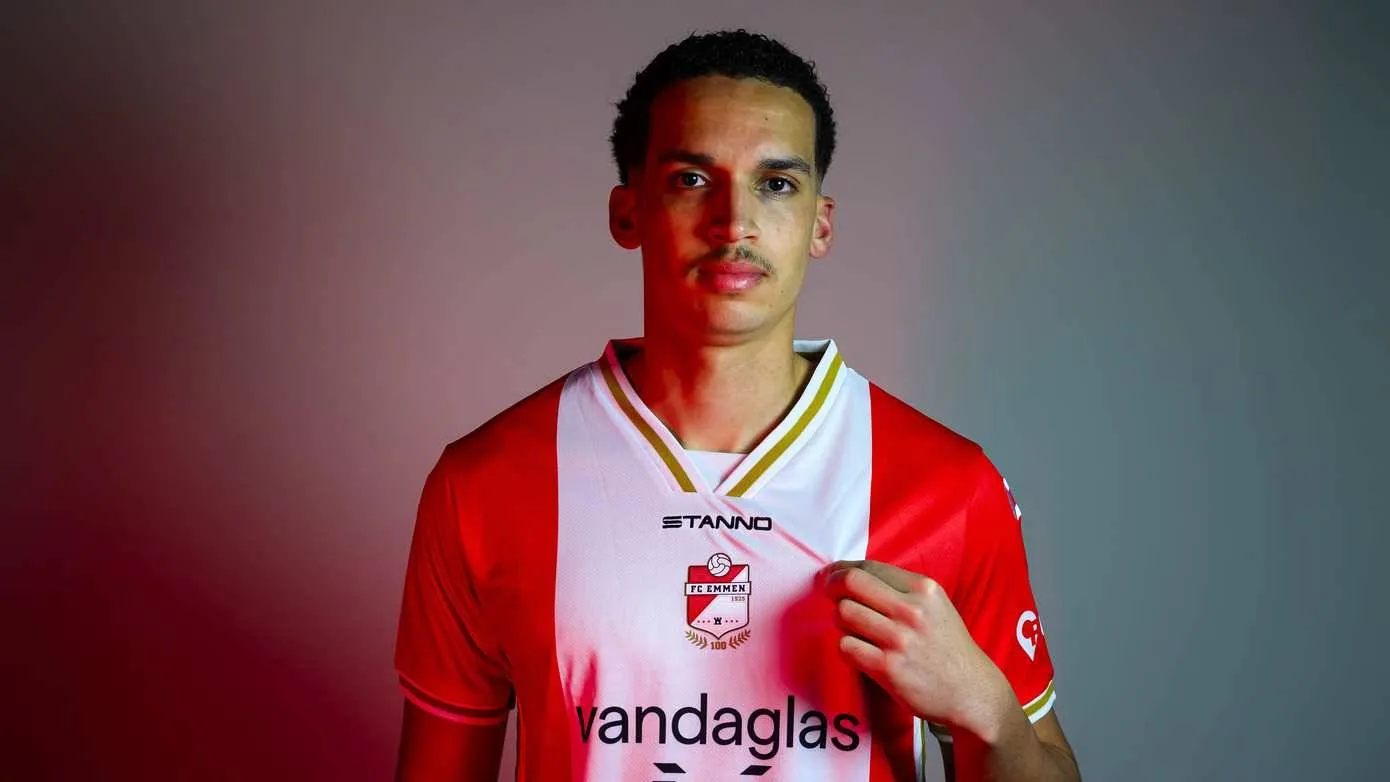 PERSBERICHT FC Emmen legt Joshua Mukeh vast tot 2028 foto Cor Lasker Fotografie