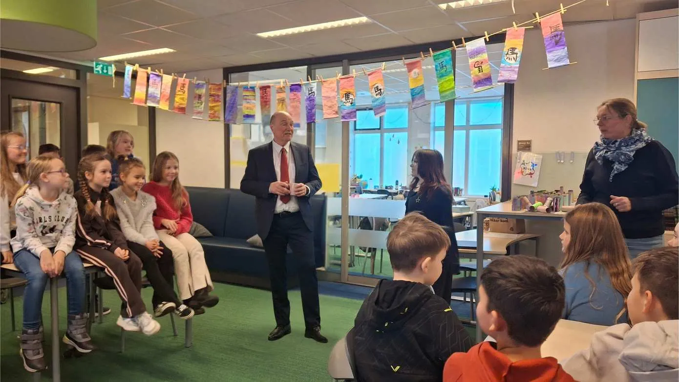 Wethouder Rasker bezoekt het Krijt in het kader van de kinderverkiezingen