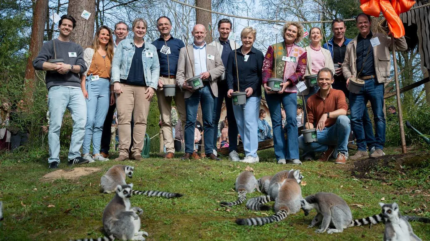 Directeuren NVD dierentuinen tijdens symbolisch boomplant moment - credits Joris Visser