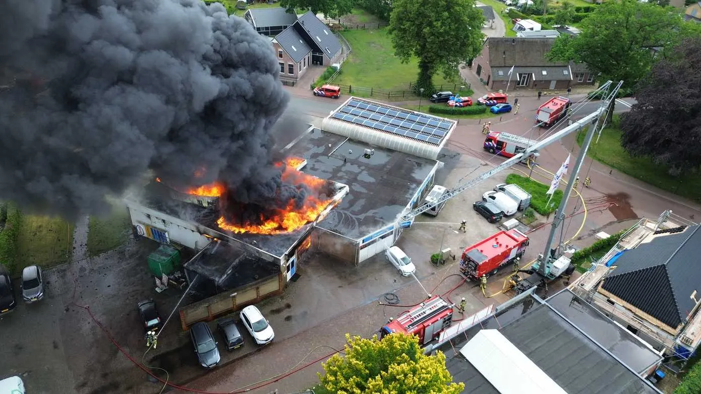 Zeer grote brand bij garage en tankstation in Norg