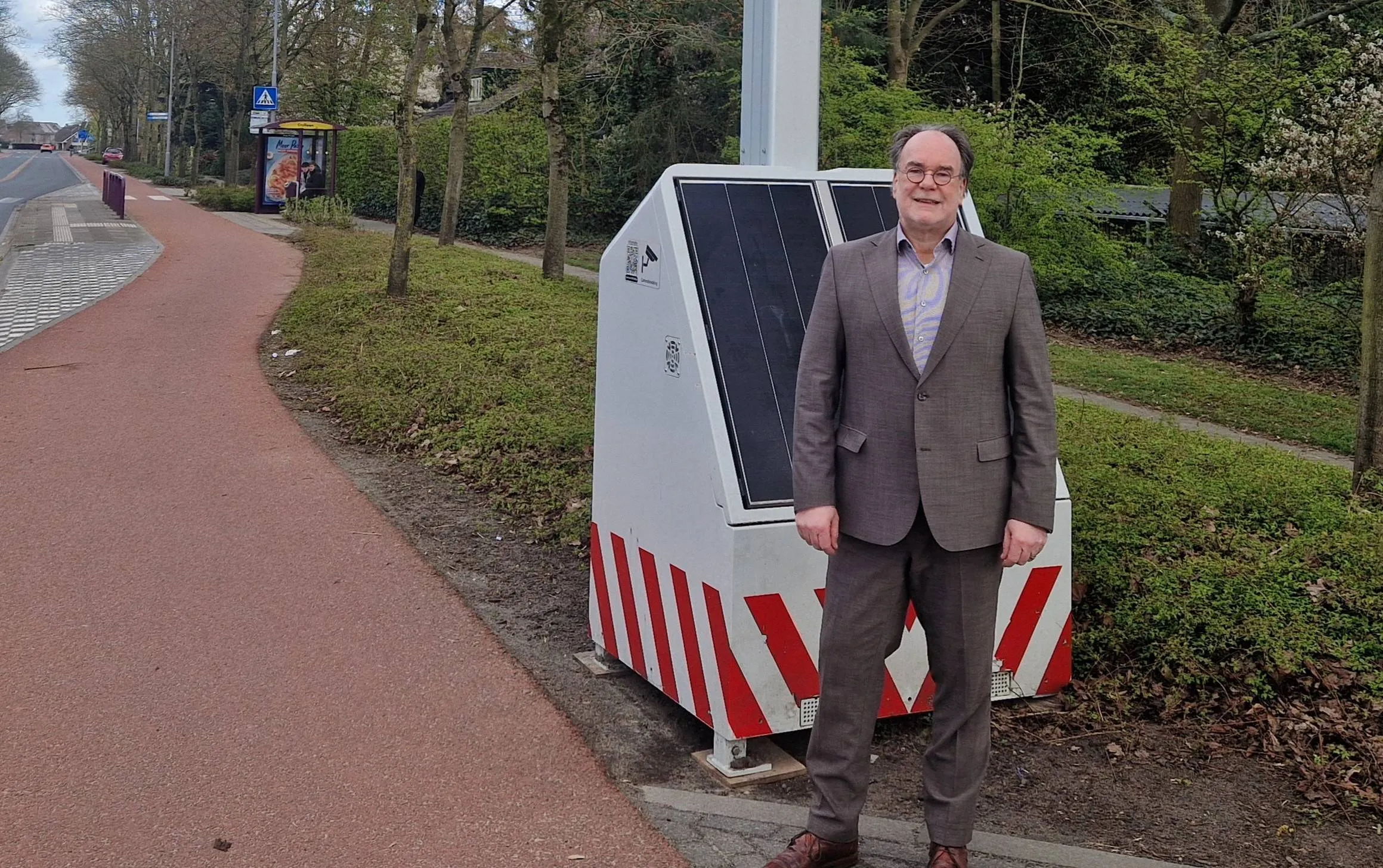 Wethouder Patrick Akkermans bij de flexflitser aan de Crullaan in Made (april 2026 - gemeente Drimmelen)