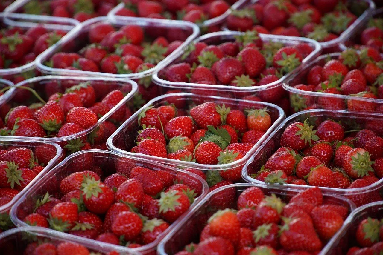 strawberries 8177601 1280