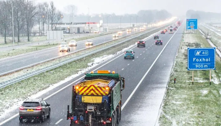 eerste-landelijke-strooiactie-wegens-gladheid-715x408