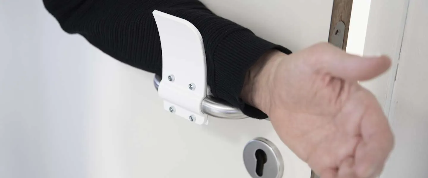 Met deze 3D-printbare bevestiging kun je deuren handsfree openen