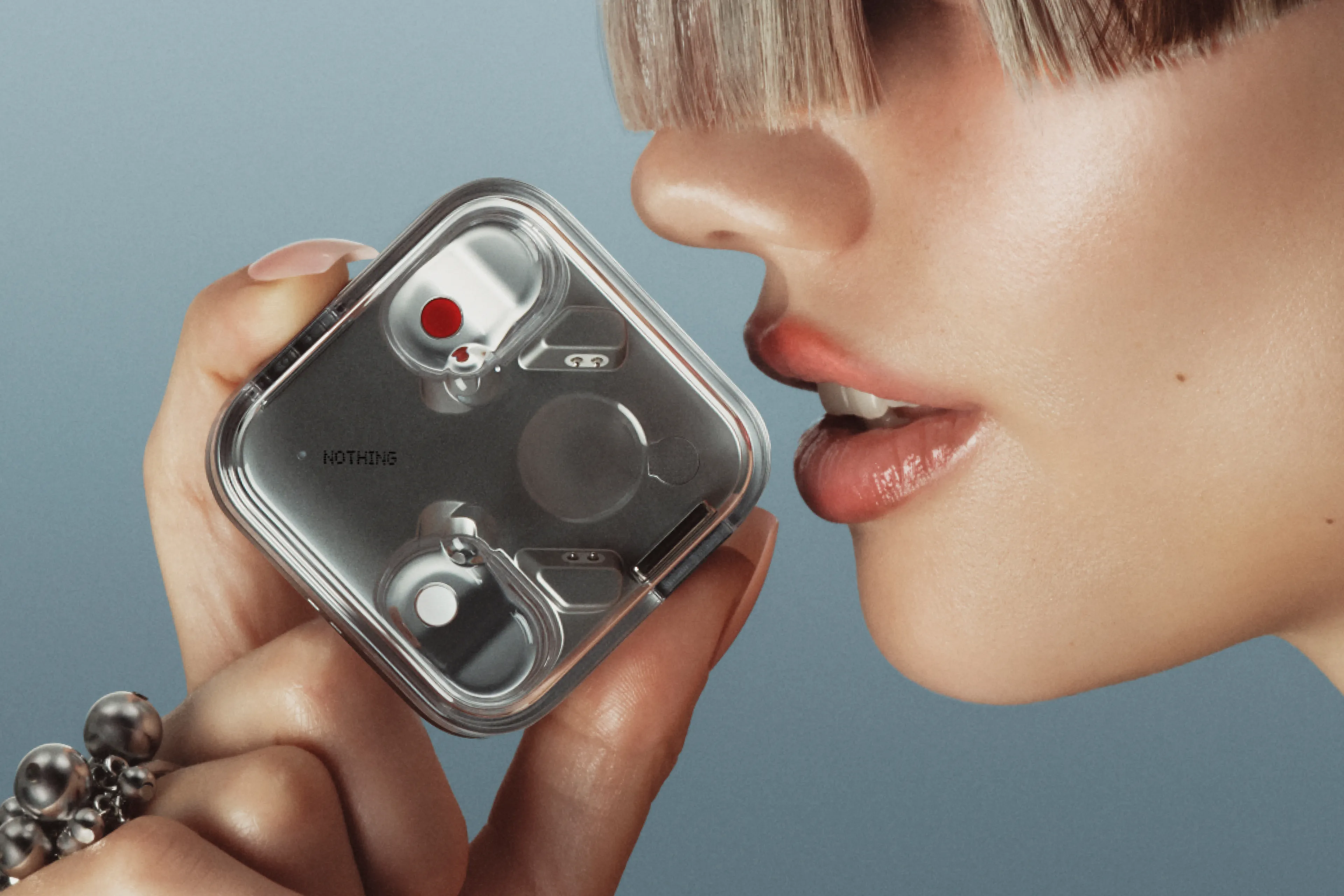 De Nothing Ear (3)-oordoppen hebben een microfoon in het oplaaddoosje