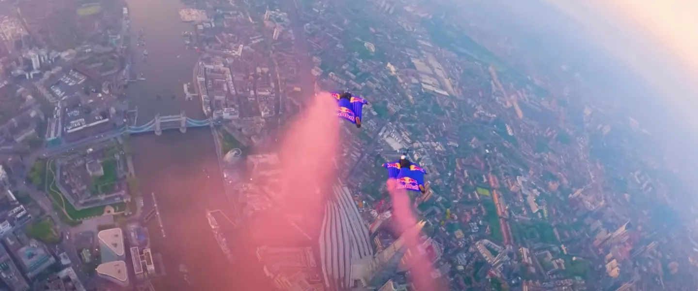 Red Bull skydivet dwars door de London Tower Bridge heen