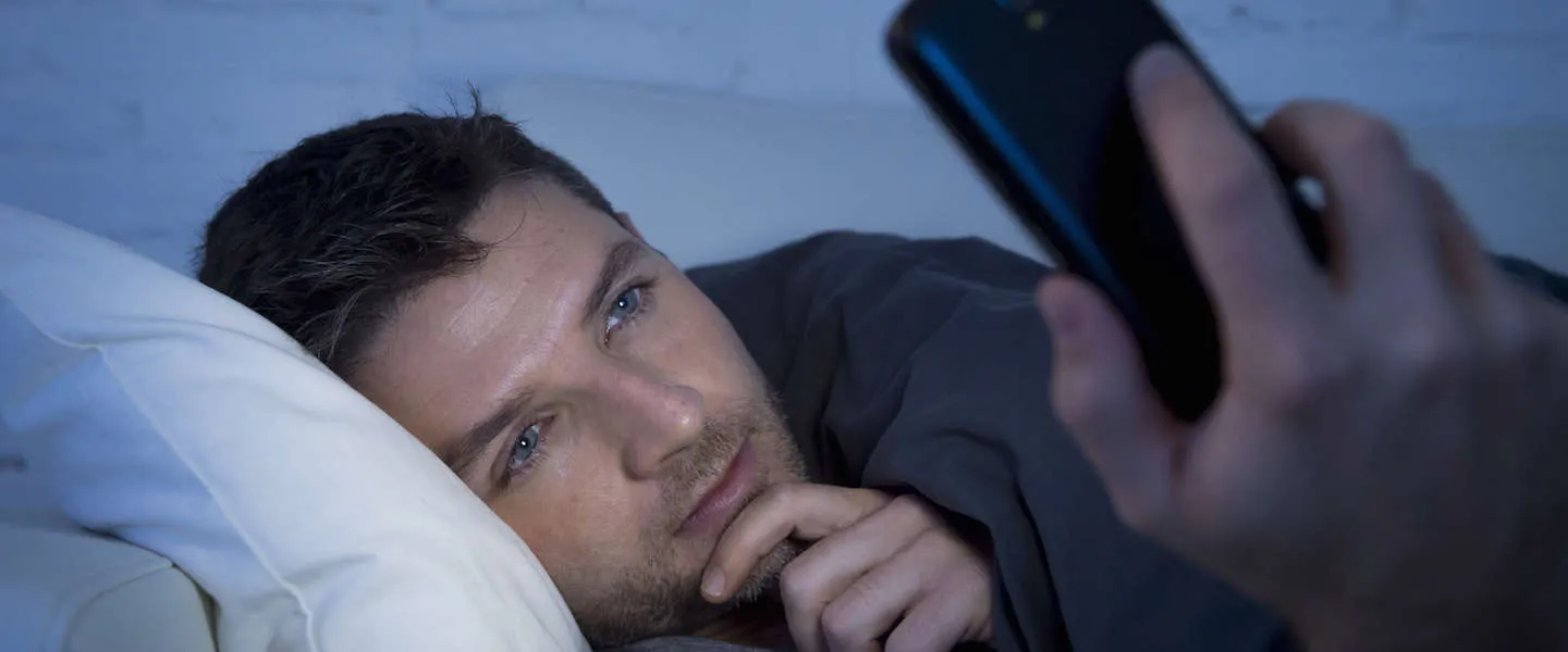 Dit gebeurt er wanneer je je smartphone checkt voordat je gaat slapen