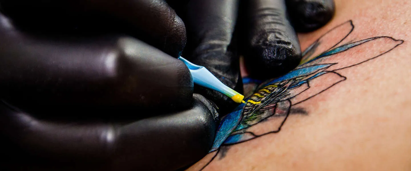 ​Zou jij het doen, een gloeiende OLED-tattoo nemen?