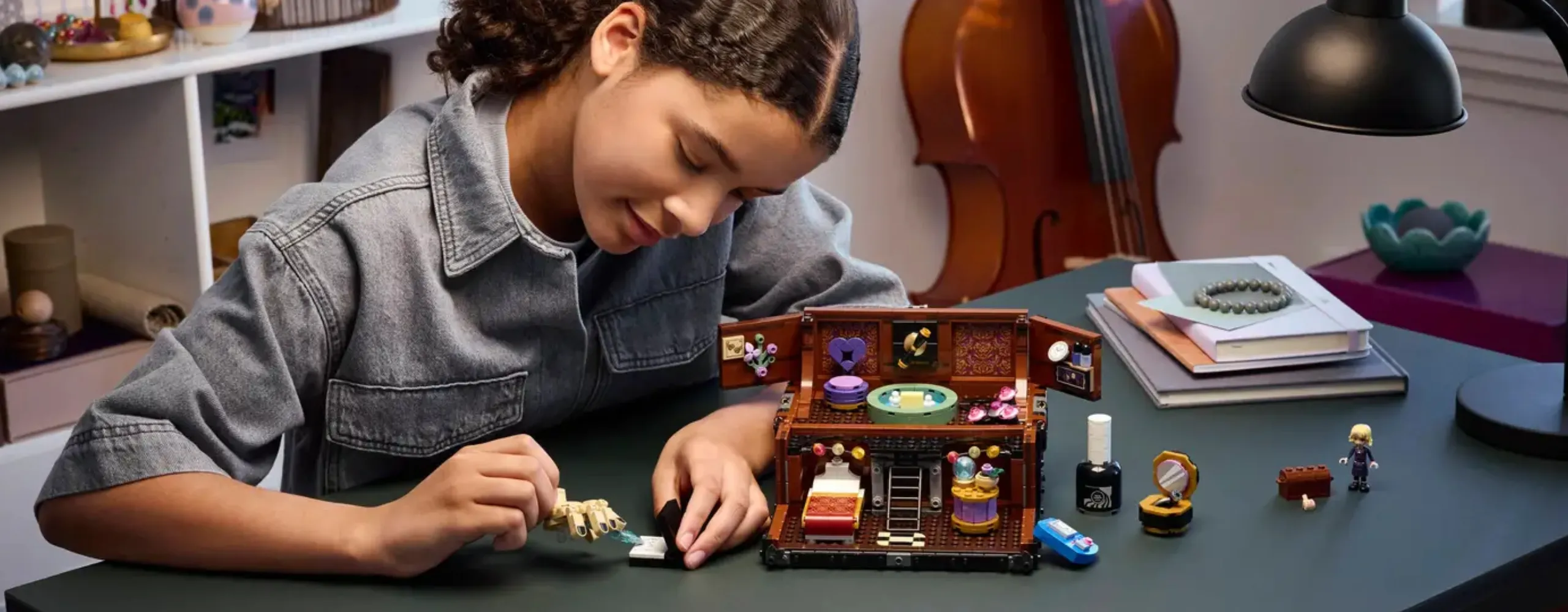 Thing uit Wednesday is een LEGO-set, inclusief zijn appartement