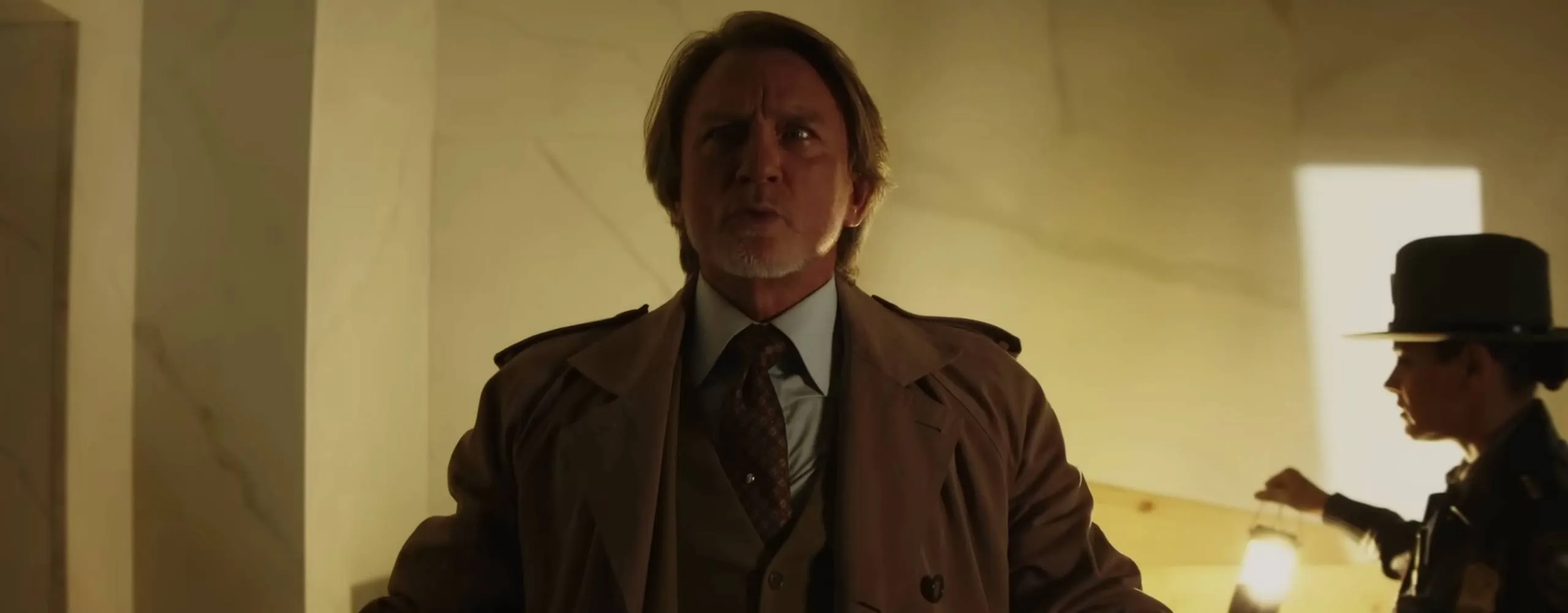 Benoit Blanc moet onmogelijke misdaad oplossen in Wake Up Dead Man