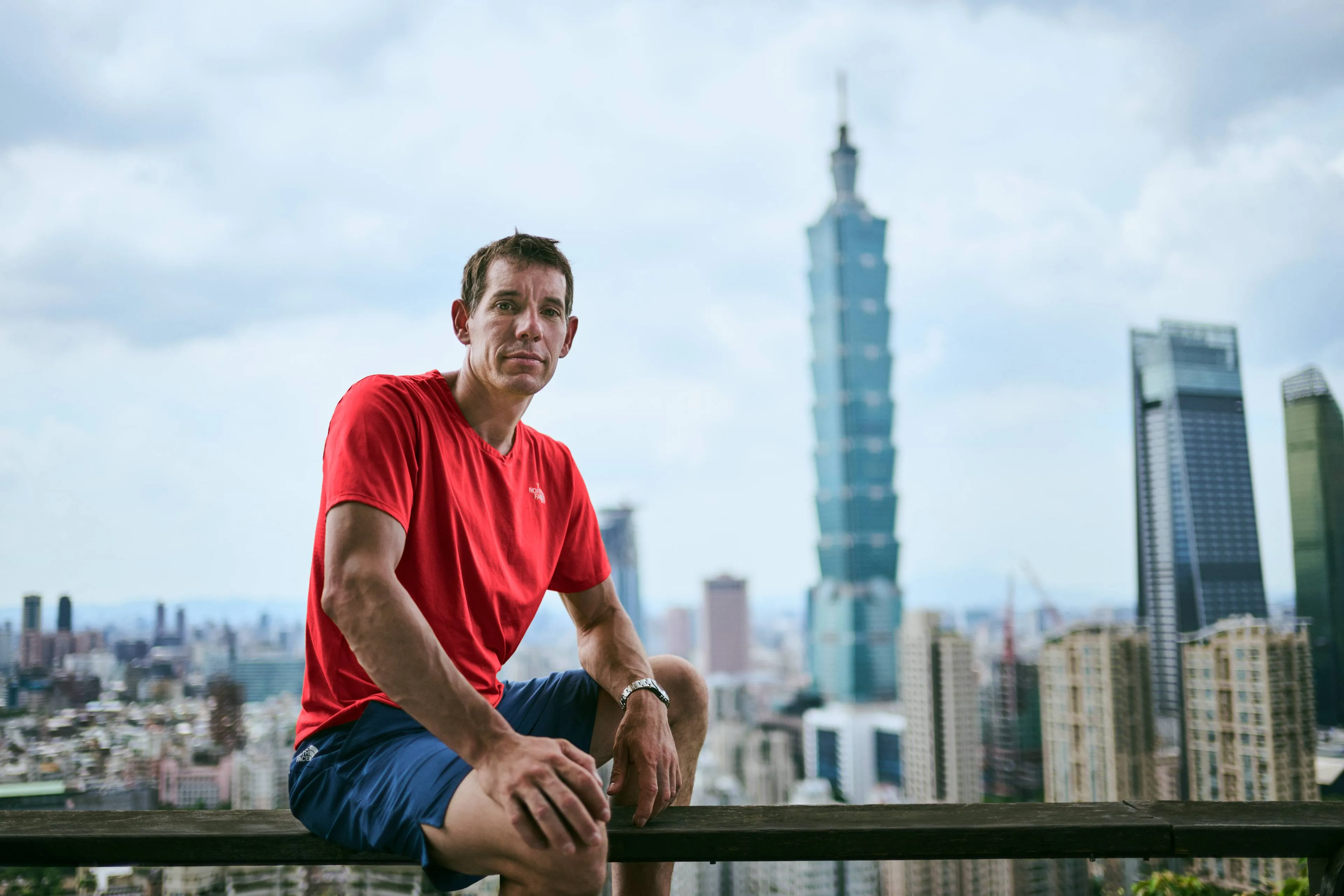 Alex Honnold gaat live op Netflix de Taipei 101 beklimmen
