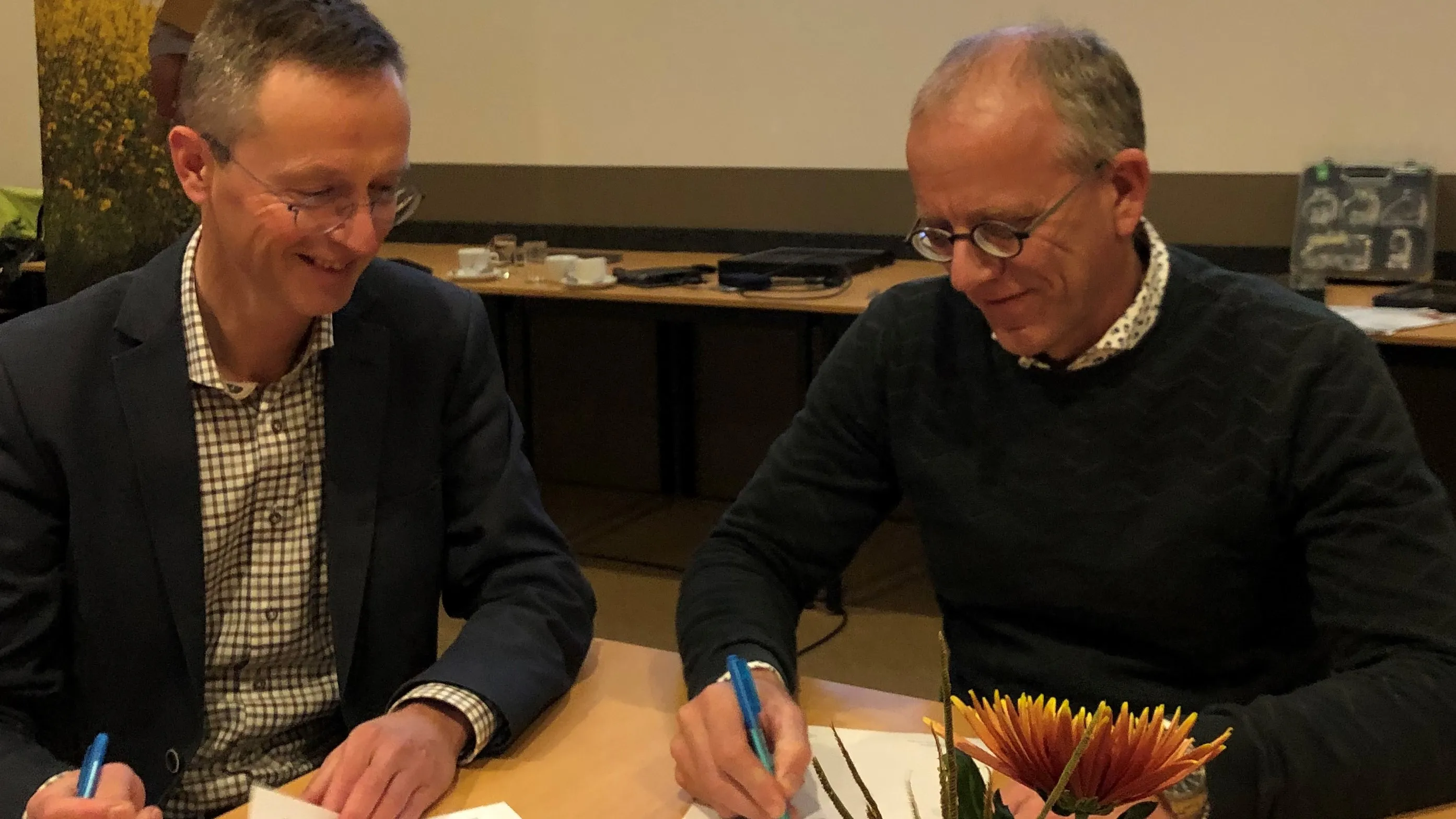 geurt van den brandhof initiatiefnemer en roel henderickx namens valleienergie tekenden de samenwerkingsovereenkomst voor het zonneproject aan de meikade