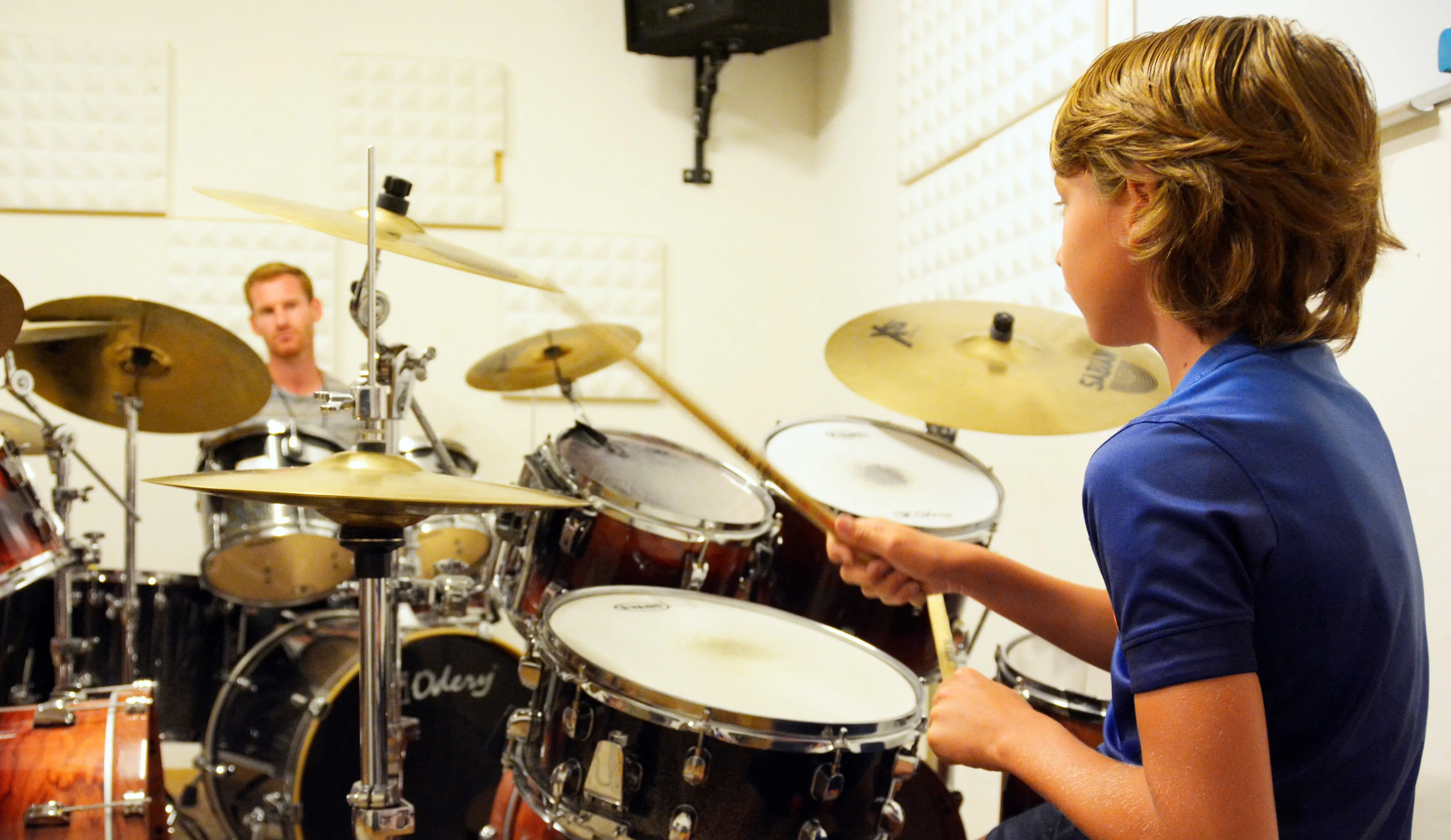 leerling krijgt proefles drums 1