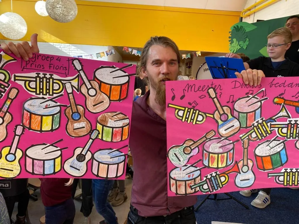 meester dennis geeft muziekles met allerlei instrumenten