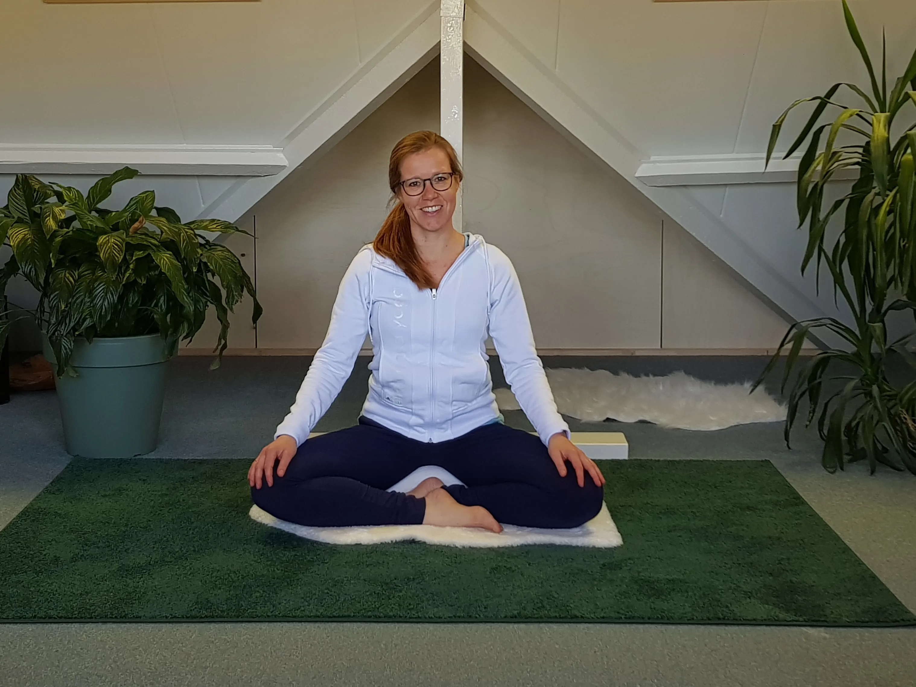 op zolder aan de yoga zithouding