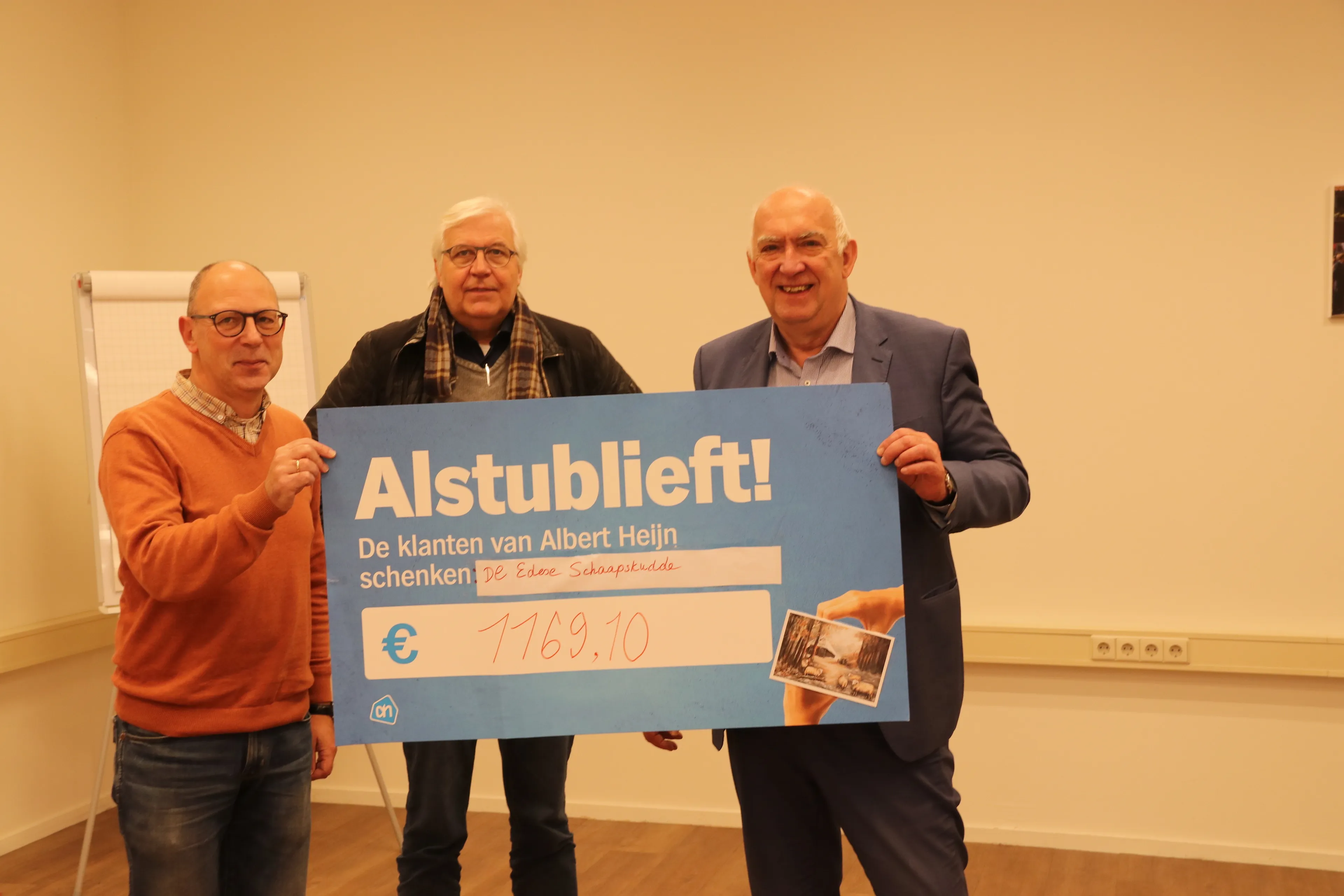 overhandiging cheque door gert van eden foto ingeborg kriegsman img 3973