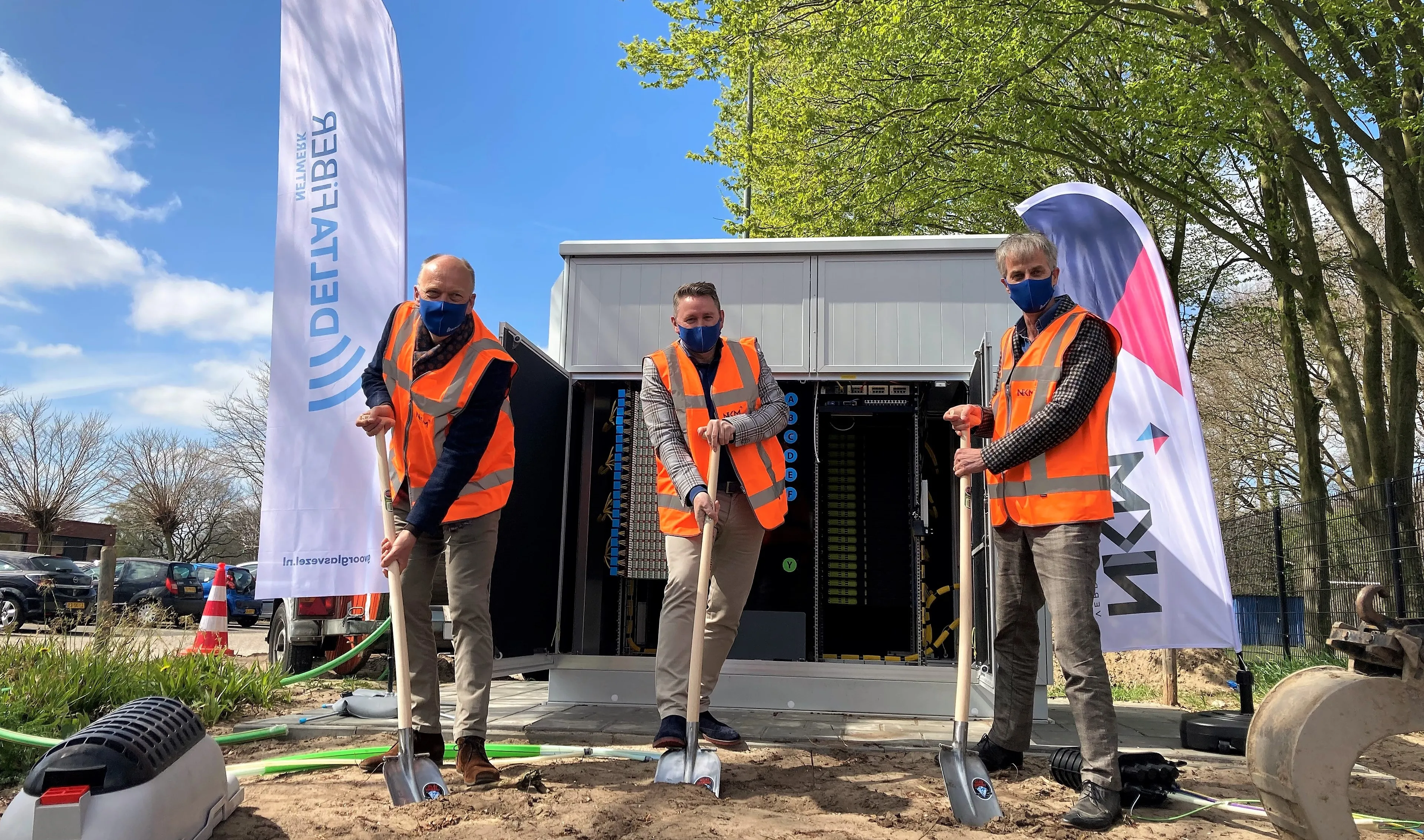 schop in de grond harskamp vlnr geert ritsema wethouder in ede russel crye van nkm en jos van der klauw van delta fiber netwerk