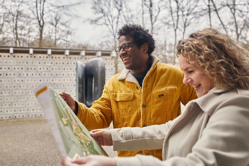 medium bezoekers met plattegrond in het rietveldpaviljoen visitors with map in the rietveld pavillion photo valerie spanjers