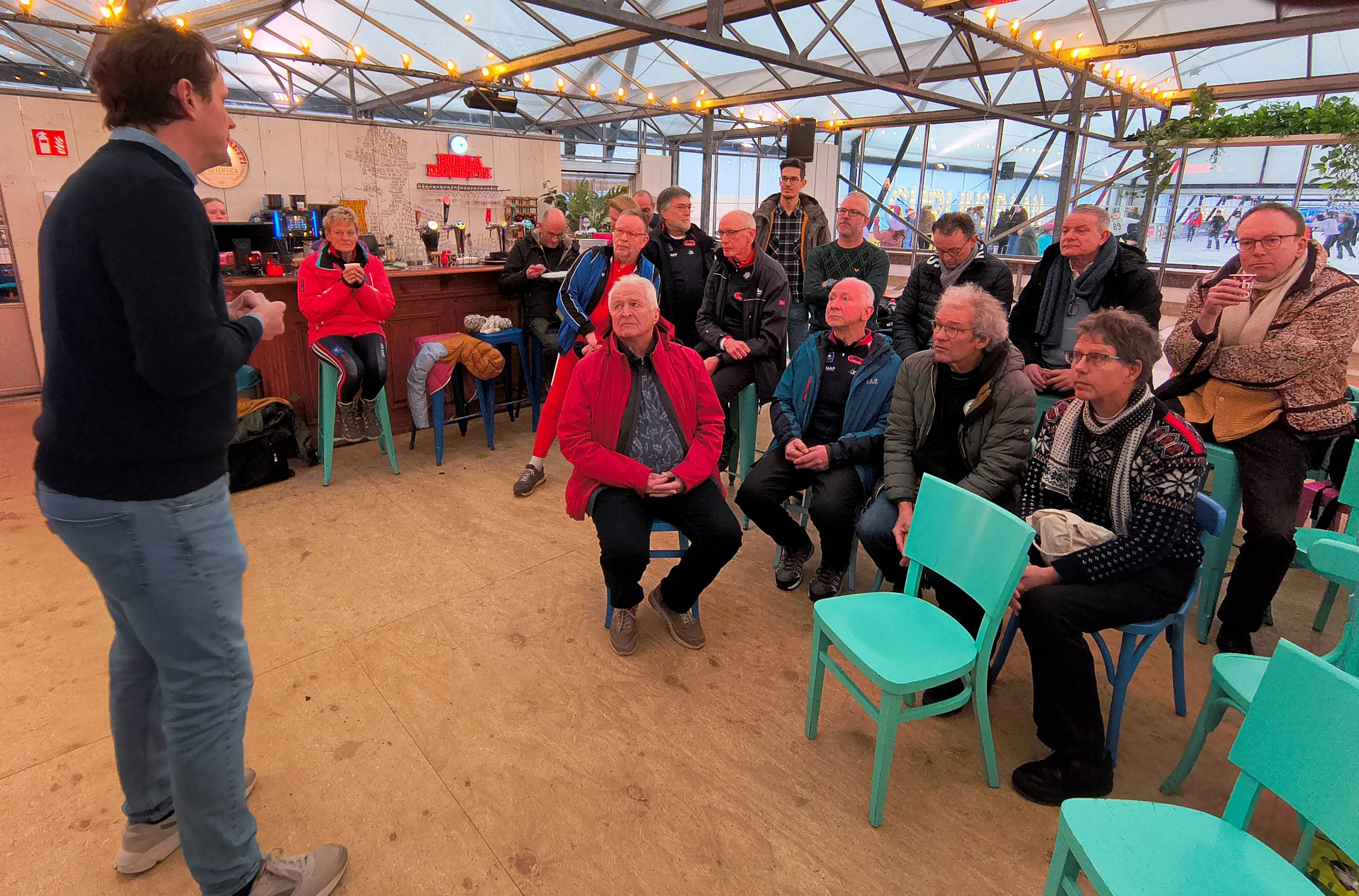 Tijs Nederlof spreekt de Raadsleden en andere geïnteresseerden toe 10 januari 2025