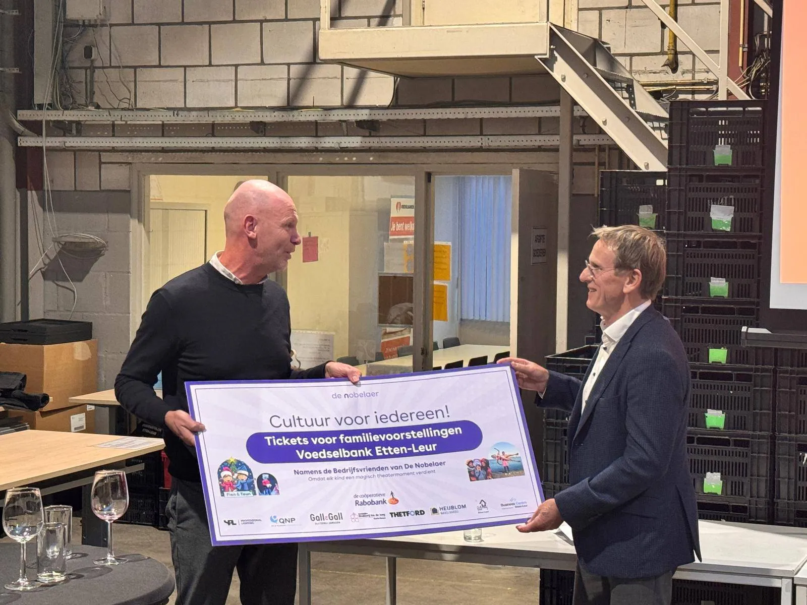 Overhandiging cheque kaartenactie Bedrijfsvrienden van De Nobelaer