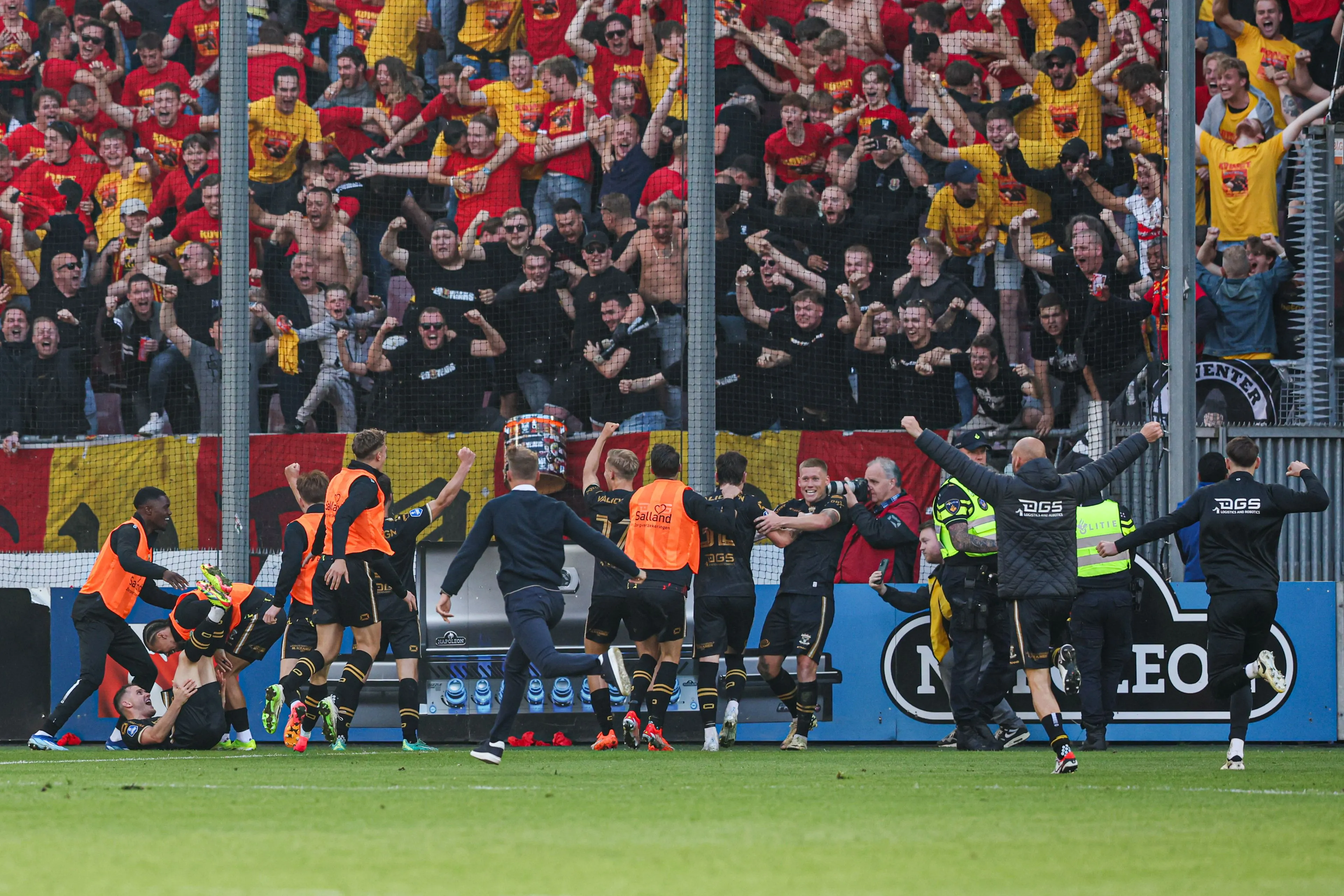 Go Ahead Eagles in extase na winst play-offs: 'Moeten kijken of iedereen een paspoort heeft'