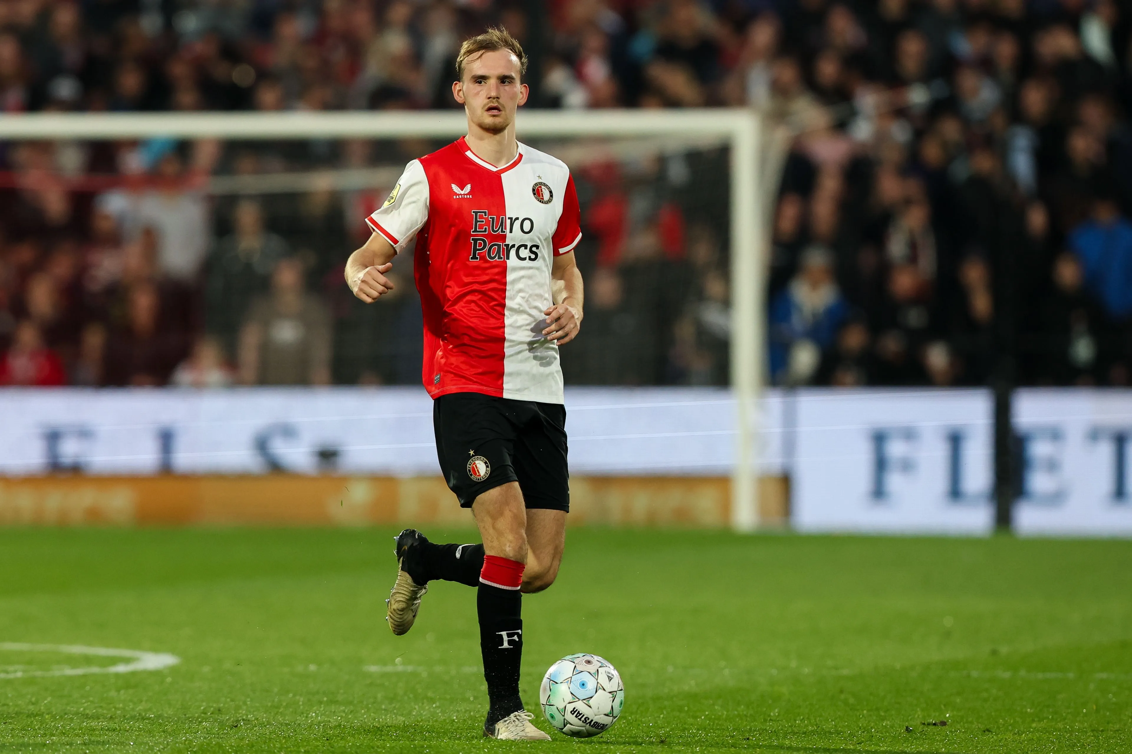Feyenoord wil verdediger langer houden en probeert Italiaanse club weg te jagen