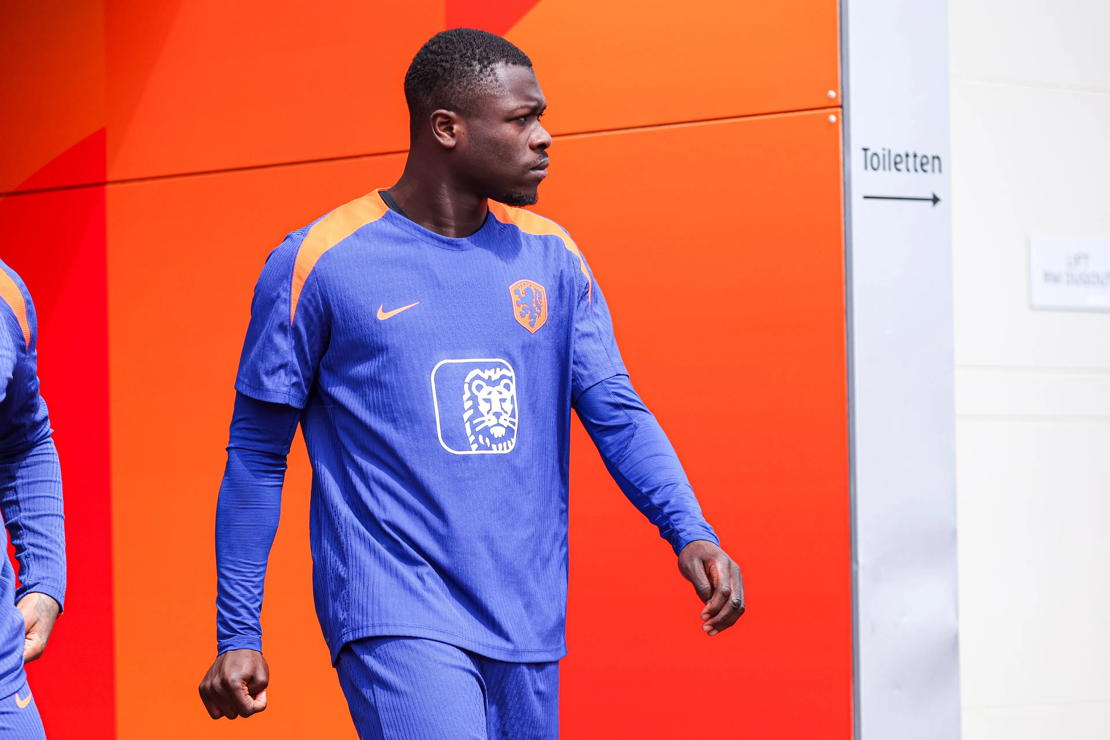 Blessureschrik voor Koeman: Brobbey van het veld na botsing op training
