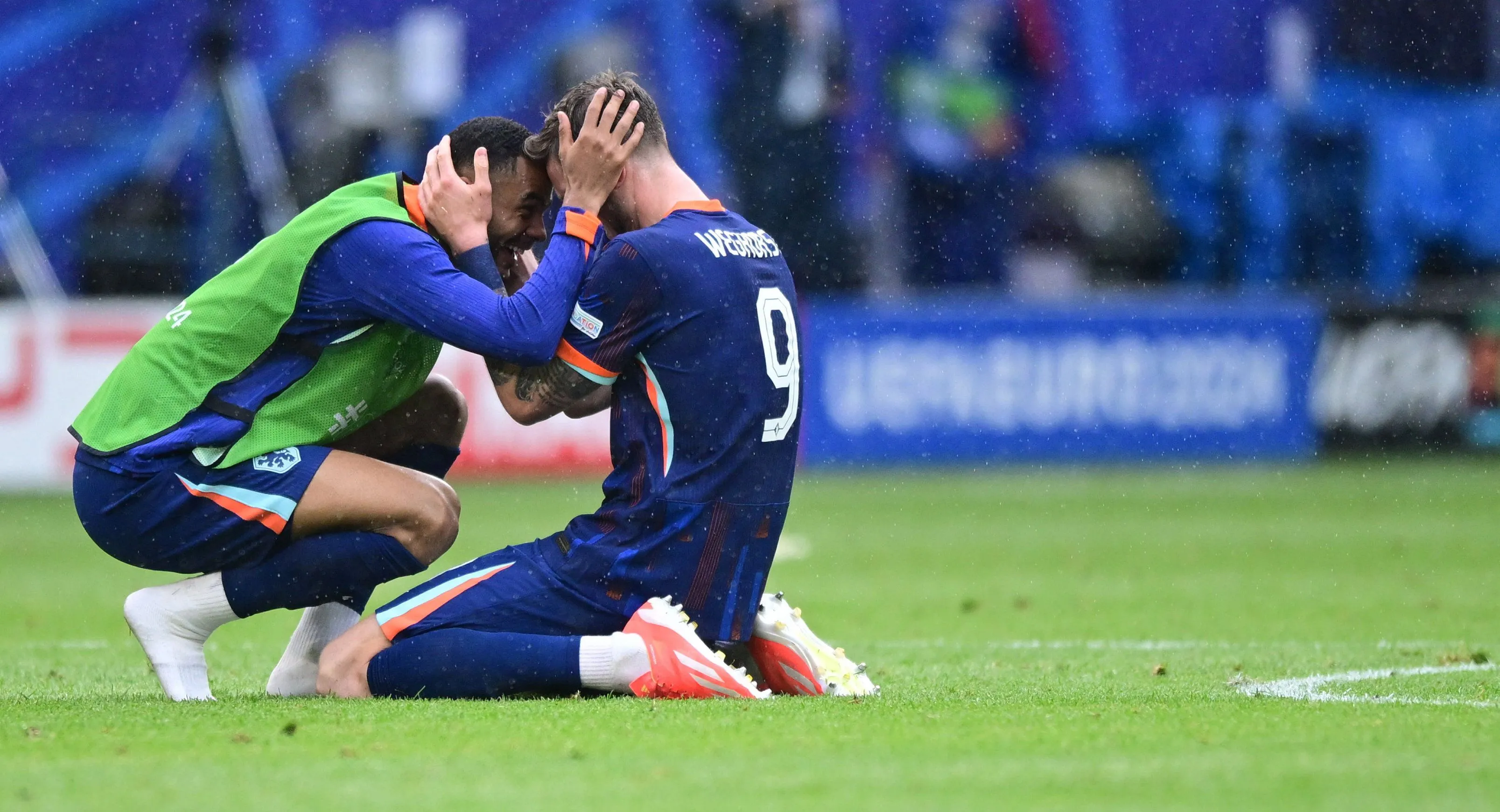 Nederland begint Europees Kampioenschap met krappe zege op Polen: Weghorst de gevierde man